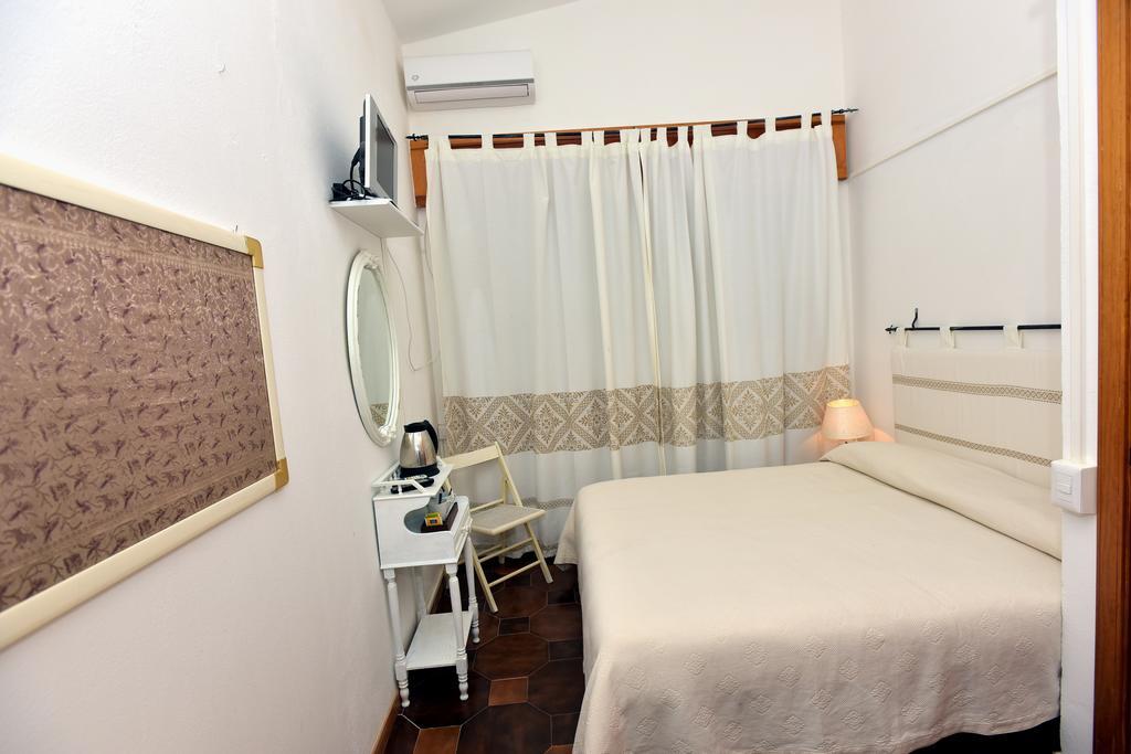 Bed & Breakfast Yin & Yang San Pantaleo Exterior photo