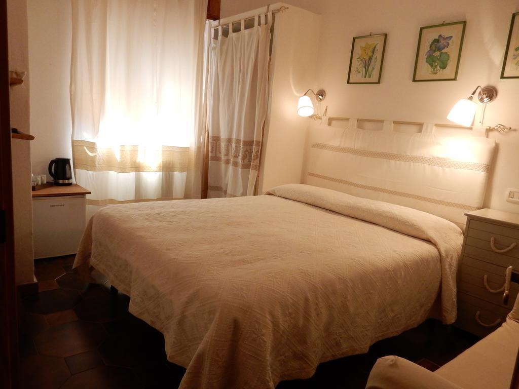 Bed & Breakfast Yin & Yang San Pantaleo Exterior photo